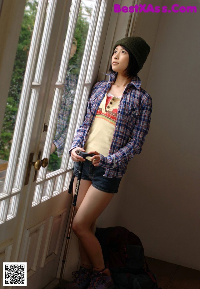 Aika Hoshizaki - Uma Cross Legged
